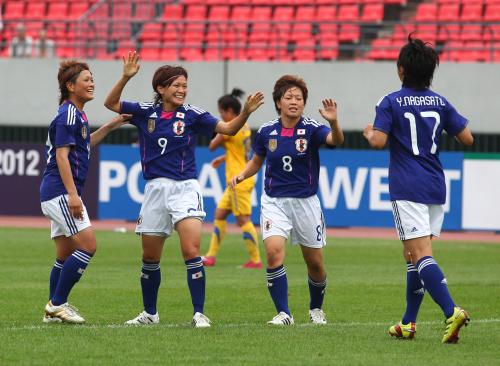 ＜日本・タイ＞後半、ゴールを決め笑顔を見せる川澄（左から２人目）