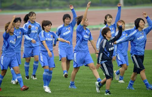 練習する川澄（左から４人目）らサッカー女子日本代表イレブン