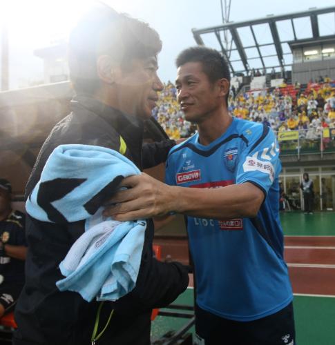 ＜北九州・横浜ＦＣ＞試合開始直前に握手を交わす北九州・三浦泰監督（左）と横浜ＦＣ・三浦知