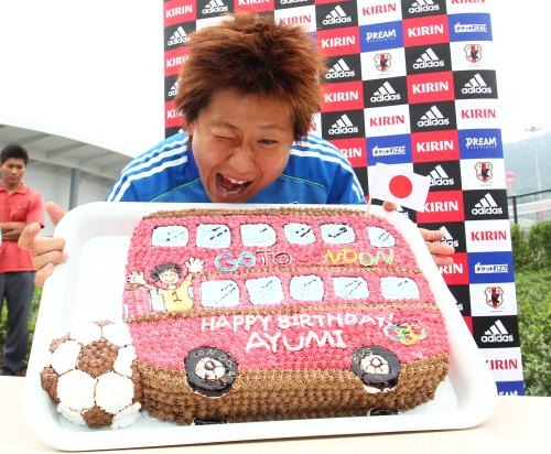 ＜なでしこジャパン練習＞報道陣から贈られたケーキを食べる仕草をする海堀