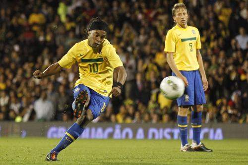 ＜ブラジル・ガーナ＞フリーキックを蹴るロナウジーニョ。１０カ月ぶりの代表復帰戦で存在感を発揮