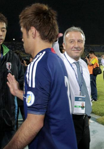 ＜ウズベキスタン・日本＞試合終了後、笑顔を見せるザッケローニ監督。手前は駒野