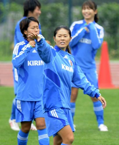 北朝鮮との大一番を控え練習するサッカー女子日本代表の沢（中央）ら