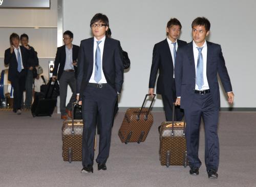 成田空港に到着した遠藤（左）、駒野ら日本代表イレブン