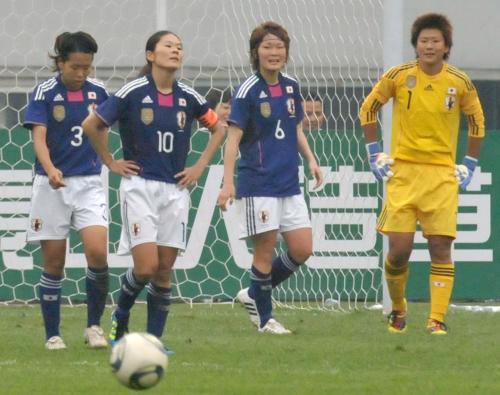 ＜日本―北朝鮮＞試合終了間際に同点ゴールを許し、うなだれる（左から）岩清水、沢、阪口、ＧＫ海掘