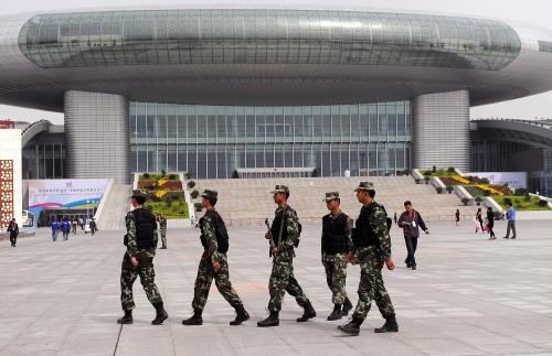 兵士がパトロールする、中国のウイグル自治区地域のウルムチで行われている博覧会展示場