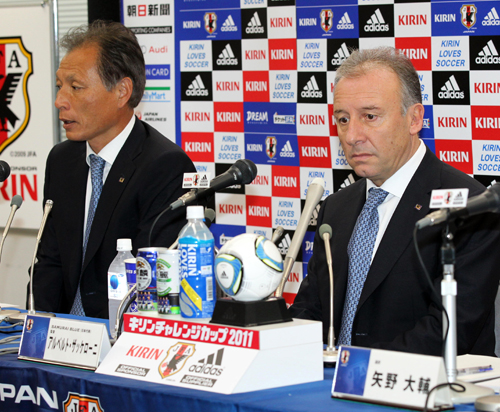 ９月29日、厳しい表情で会見に臨むアルベルト・ザッケローニ監督（右）。左は日本サッカー協会（ＪＦＡ）の原博実強化担当・技術委員長