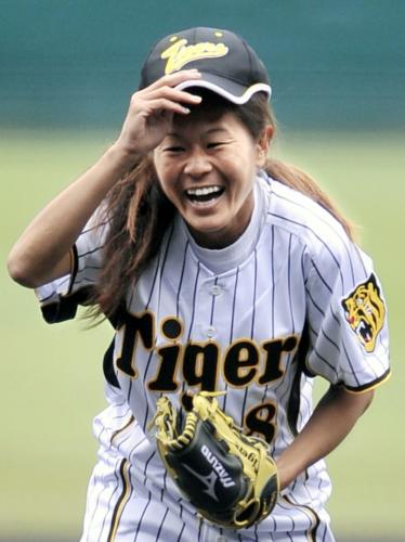 阪神―中日戦の始球式でピッチャーを務め、笑顔をみせるサッカー女子日本代表の沢穂希選手