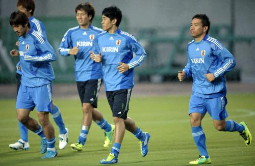 降雨の中で練習に励む（右から）長友、香川らサッカー日本代表イレブン
