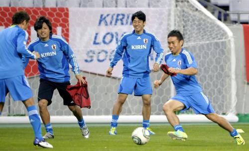 公式練習で調整する（右から）長友、香川、遠藤らサッカー日本代表イレブン