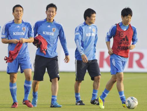 練習中にリラックスした表情を見せる（左から）長谷部、吉田、今野、香川
