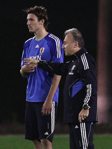 ＜日本代表・練習＞ハーフナー（左）にマンツーマン指導するザッケローニ監督