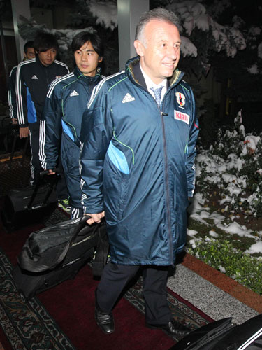 雪の残るドゥシャンベに到着したザッケローニ監督（右）ら日本代表イレブン