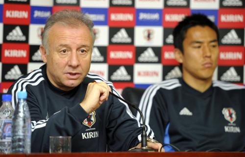 記者会見するサッカー日本代表のザッケローニ監督。右は長谷部