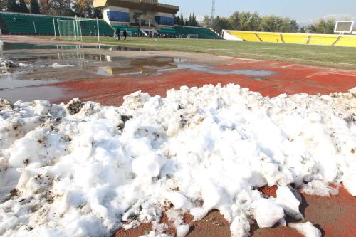 ドゥシャンベセントラルスタジアムではピッチのすぐわきに汚れた雪が残っていた