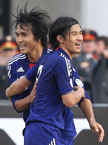 ＜タジキスタン・日本＞後半ロスタイム、自身２点目のゴールを決めた岡崎（右）は前田と抱き合って喜ぶ