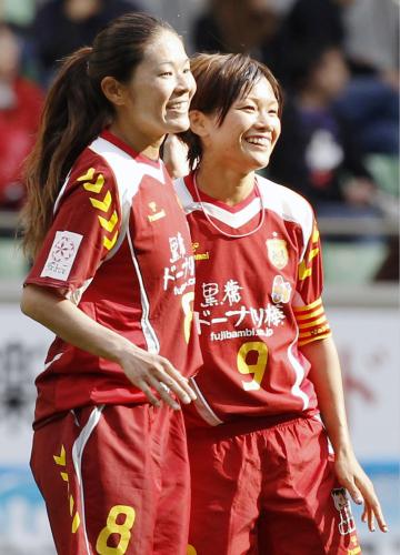 サッカー女子のプレナスなでしこリーグで初優勝を果たし、喜ぶ沢（左）と川澄