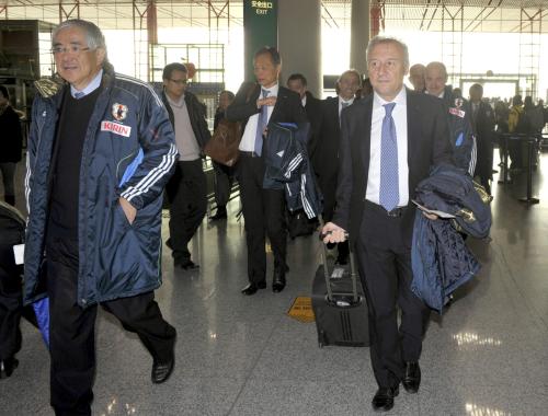 平壌に向かうため北京国際空港に到着したザッケローニ監督（右）ら