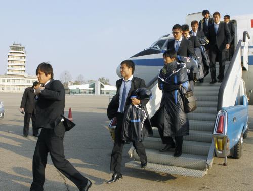 サッカーＷ杯３次予選の北朝鮮戦のため、平壌国際空港に到着した（左から）遠藤、今野、中村ら日本イレブン