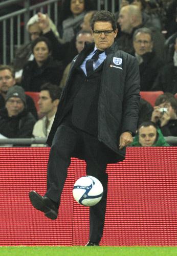 ＜イングランド１－０スウェーデン＞ボールを蹴るイングランド代表カペッロ監督