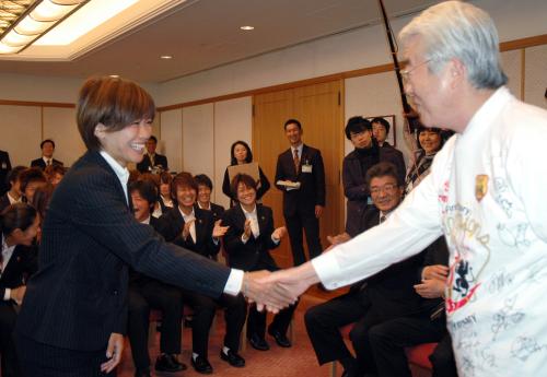 神戸市の矢田立郎市長（右）と握手を交わす、サッカー女子のＩＮＡＣ神戸・川澄奈穂美