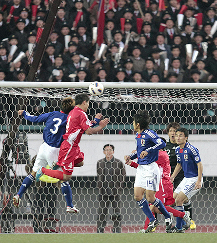 Ｗ杯アジア予選の北朝鮮戦で、パク・ナムチョル（左から２人目）から決勝のヘディングシュートを決められた日本
