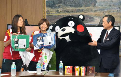 優勝報告に訪れ、熊本県のＰＲキャラクター「くまモン」と写真に納まるＩＮＡＣ神戸の（左から）沢穂希選手、川澄奈穂美主将。右端は村田信一副知事