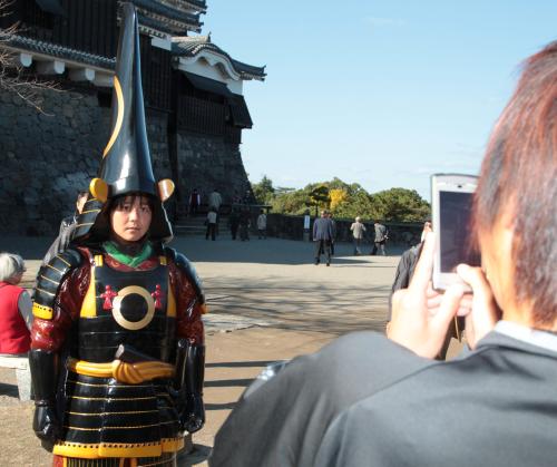 熊本城を訪れた大野は、記念撮影用の鎧から顔を出す