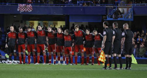 ＜チェルシー０－２リバプール＞試合開始前に２７日自殺したウェールズ代表のガリー・スピード監督への黙祷が行われた