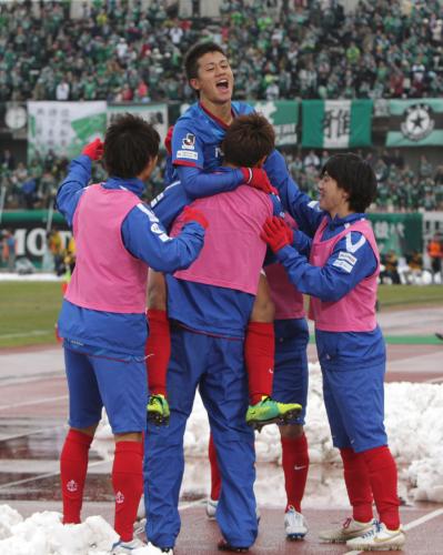 ＜横浜・松本山雅＞後半、２点目のゴールを決めた小野（中央）はベンチのイレブンと抱き合う