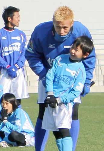 キンチョウスタジアムで行われたサッカー教室で小学生を指導するＣＳＫＡモスクワの本田圭佑