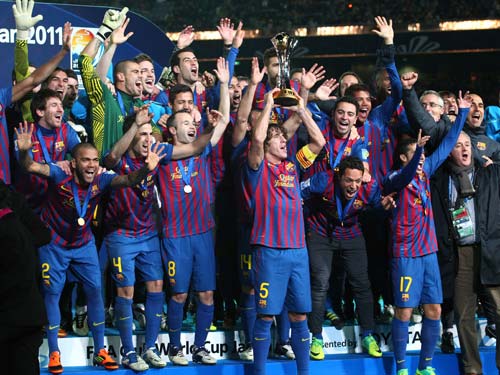 ２年ぶり世界一!!トロフィーを掲げ、喜ぶバルセロナの選手たち