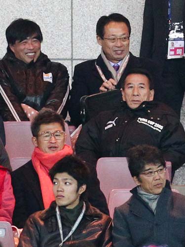 観戦する三浦知（左下）と岡田前日本代表監督（右上）