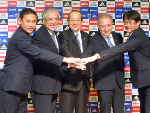 ２０１２年の年間日程を発表したサッカー女子日本代表の佐々木則夫監督（左端）とフル代表のザッケローニ監督（右から２人目）ら