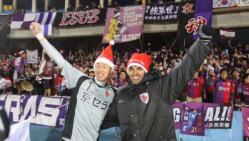 ＜湘南・京都＞試合後、ＧＫ水谷（左）とドゥトラはサンタの帽子をかぶりガッツポーズ