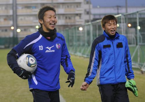 練習後、リフティングゲームで笑顔を見せるＣ大阪の清武（左）と、古巣の練習に参加したボーフム・乾