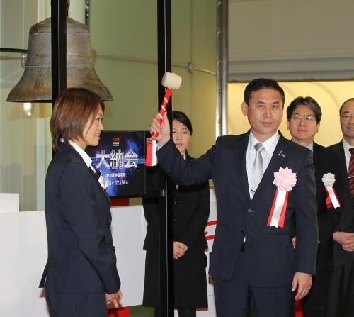 東京証券取引所大納会で木槌を手にポーズをとる、なでしこＪＡＰＡＮ・佐々木監督。（左は安藤）