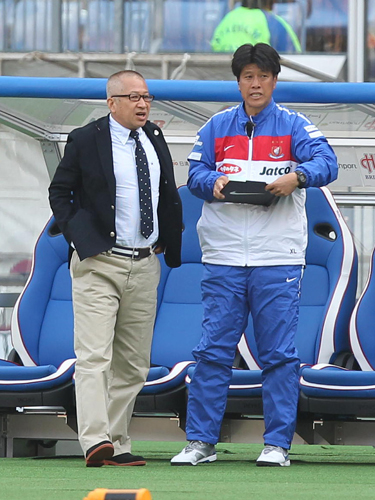 横浜の監督を解任された木村和司氏（左）の後任に、樋口靖洋コーチが昇格する