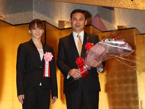 田中理恵（左）より花束贈呈されたなでしこジャパン・佐々木則夫監督は笑顔でポーズをとる