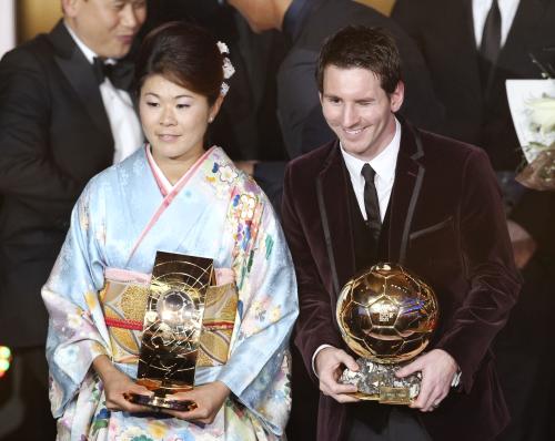 国際サッカー連盟の世界年間最優秀選手に選ばれた日本代表の沢穂希選手とアルゼンチン代表のメッシ（右）