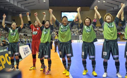 ＜北海道・府中＞試合終了後、笑顔でサポーターにあいさつをする三浦（左から４人目）と北海道の選手たち