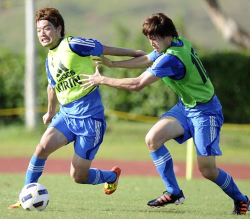 グアム合宿で練習するＵ―23日本代表候補の東（左）と鈴木