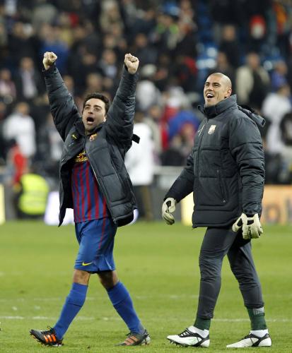 ＜スペイン国王杯　Ｒマドリード１－２バルセロナ＞サポーターの声援にこたえるＭＦシャビ（左）とＧＫバルデス