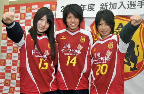 ＩＮＡＣ神戸のユニホームを着てポーズをとる（左から）仲田歩夢、京川舞、田中陽子ら新入団選手