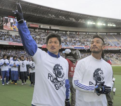 松田直樹さんの追悼試合に出場した三浦知良選手（左）と中田英寿さん