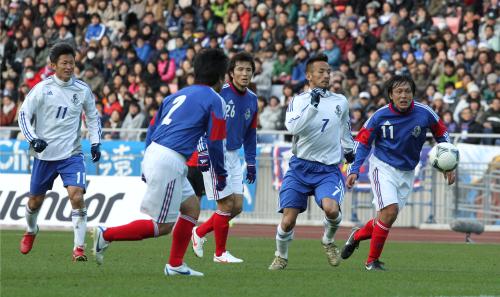 ＜横浜ＯＢ・直樹フレンズ＞ゴールへ攻め上がる中田氏（右から２人目）。左端は三浦知