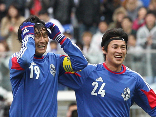ゴールを決めた横浜ＯＢ・安永氏（左）は吉田氏と、松田さんのトレードマークの黒いヘッドバンドを頭に巻いて喜ぶ