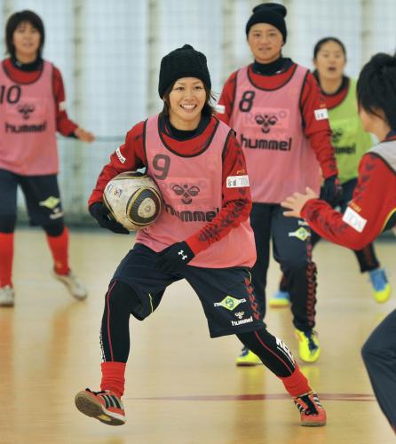 今季初の練習で笑顔を見せる川澄（中央）らＩＮＡＣ神戸イレブン
