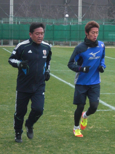 Ｃ大阪の練習場でともにランニングするＵ－２３日本代表の里内猛フィジカルコーチ（左）と清武
