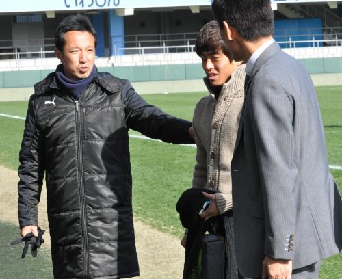 森下監督（左）にあいさつしたＵ―２３韓国代表・白星東